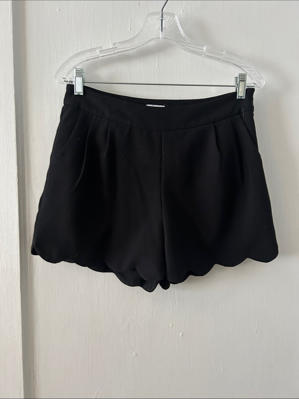 Tobi Black Scallop Hem Women's Shorts